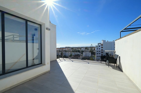 Penthouse med 2 soverom og takterrasse | Sjøutsikt | Kort vei til strand