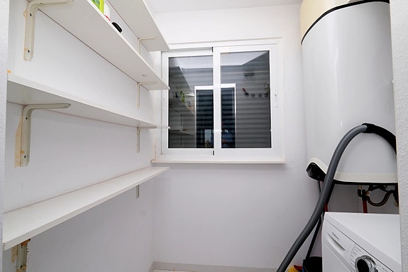 Penthouse med 2 soverom og takterrasse | Sjøutsikt | Kort vei til strand