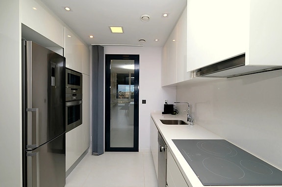 Penthouse med 2 soverom og takterrasse | Sjøutsikt | Kort vei til strand