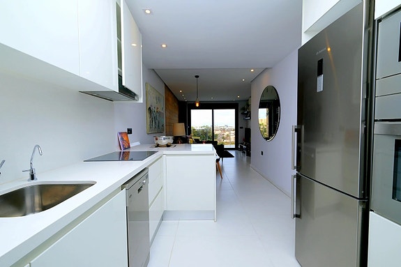 Penthouse med 2 soverom og takterrasse | Sjøutsikt | Kort vei til strand