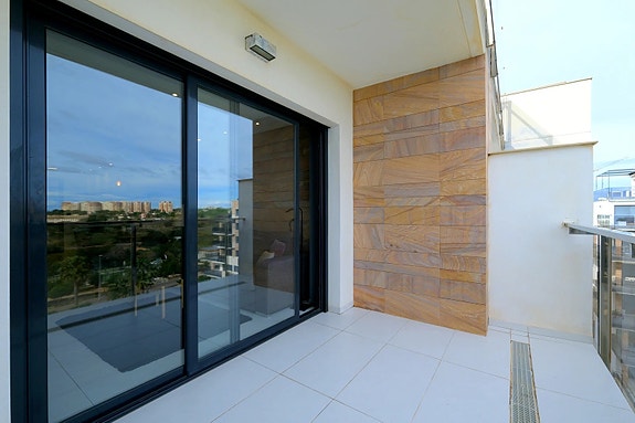 Penthouse med 2 soverom og takterrasse | Sjøutsikt | Kort vei til strand