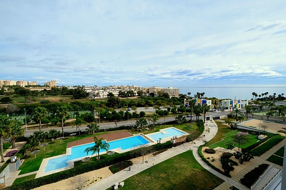 Penthouse med 2 soverom og takterrasse | Sjøutsikt | Kort vei til strand