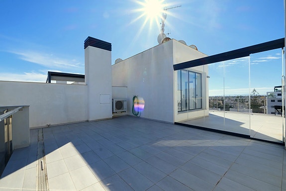 Penthouse med 2 soverom og takterrasse | Sjøutsikt | Kort vei til strand