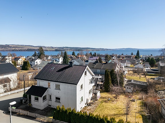 Velkommen til en romslig og innholdsrik tomannsbolig over 2,5 etasjer med kjeller.
