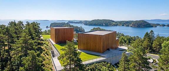 Velkommen til Nordstrøno og Skipavika 32. Her får du en solrik tomt i naturskjønne og maritime omgivelser. Tegninger er fra tidligere godkjent byggesak, utsikt er AI generert.