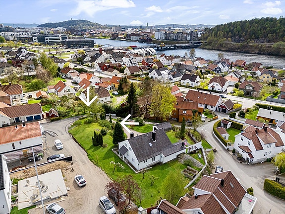 Tomten ligger i et attraktivt nabolag i blindvei uten gjennomgangstrafikk. Trygg gang- og sykkelsti forbi eiendommen. Tomten som er regulert til en enebolig presenteres av Ina Andersen for Eiendomsmegler Norge.