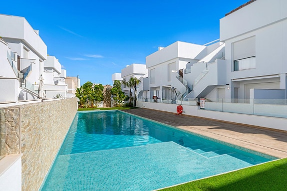 Fullt møblert leilighet med stor terrasse | 2 soverom og 2 bad | Parkering