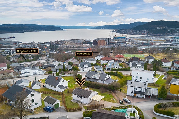 Meget barnevennlig beliggenhet med barnehage og skole i nærheten.