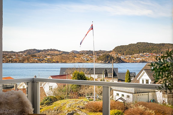 Velkommen til Salhusvegen 259B - En romslig 2-roms leilighet (opprinnelig 3-roms)