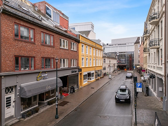 Velkommen til Brattørgata 6 - en stor selveierleilighet som måler hele 74 m² BRA-i, med ypperlig beliggenhet midt i Trondheim sentrum.
