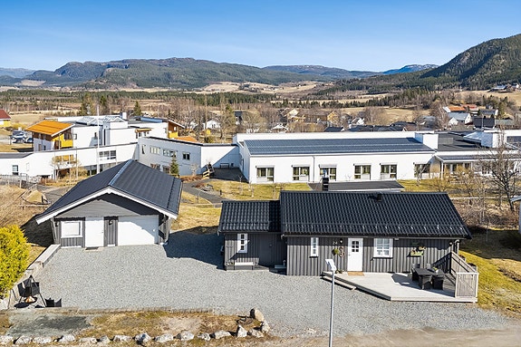 Aktiv Eiendomsmegling v/ Hallvard Fjone har gleden av å presentere Smedvegen 24 - en flott enebolig med en sentrumsnær og barnevennlig beliggenhet.