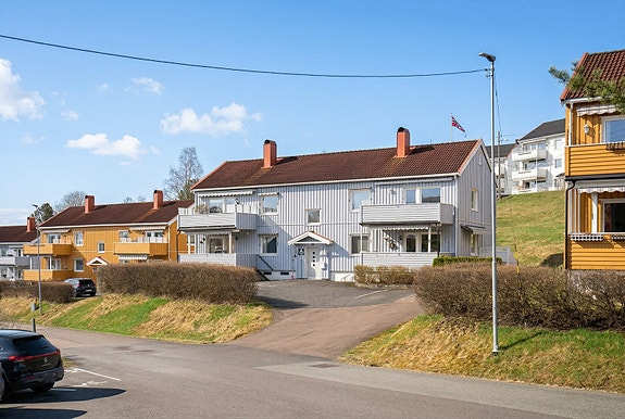 Velkommen til Linjevegen 10! Foto: Hilde Hugsand. Bilde er AI-redigert.