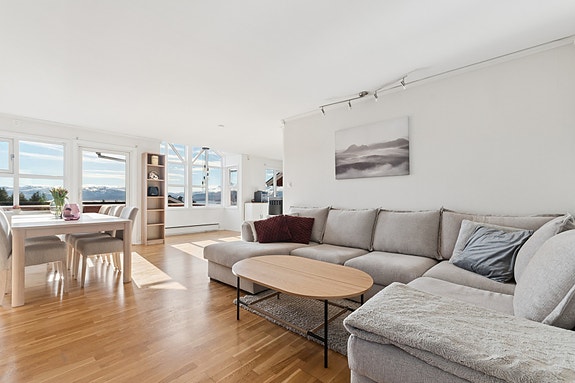 Velkommen til Storbjørnen 15! Boligen er en halvpart av en vertikaldelt tomannsbolig med arealer fordelt over to plan. Foto: EFKT