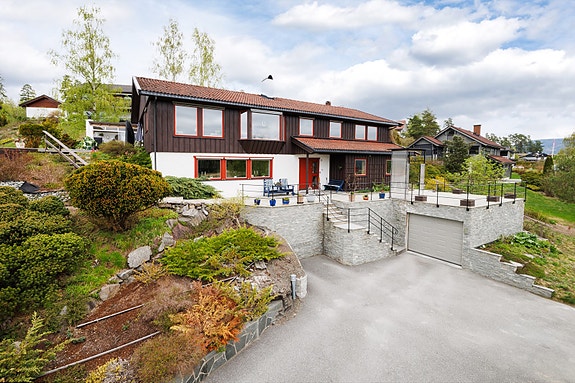 Enebolig med pen beliggenhet i et attraktivt og landlig område i øvre del av Steinsåsen i Hole. Foto: Normann Foto AS v/ Morten Normann Larsen. Foto fra tidligere salg.