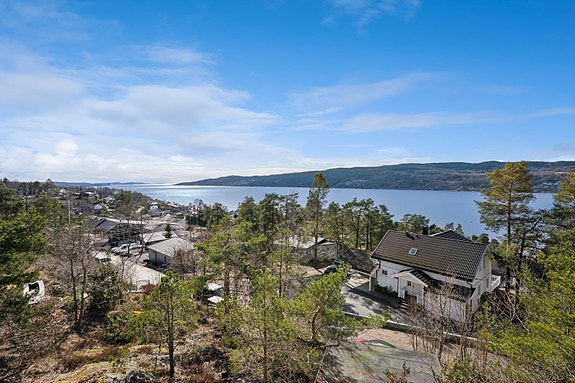 Dette er en flott eiendom med nydelig fjordutsikt utover Oslofjorden.