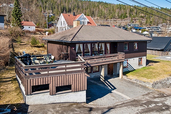 Velkommen til Hesteskoveien 3! En innholdsrik enebolig med en usjenert og romslig eiet tomt på over ett mål, beliggende i et rolig og etablert villaområde. Foto: Efkt (Paul Smith)