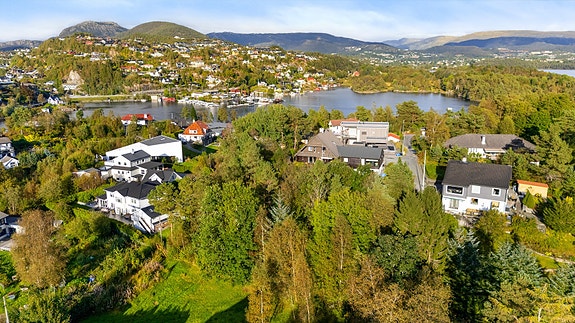 Aktiv Eiendomsmegling v/Steffen Bilsbak har gleden av å presentere en romslig tomt med en unik mulighet til å realisere boligdrømmen! Foto: Inderhaug Boligfoto v/ Stian Inderhaug