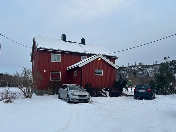 Oliver Almli Reinås & Lise Alstad v/ EiendomsMegler 1 presenterer: Vinnavegen 221.