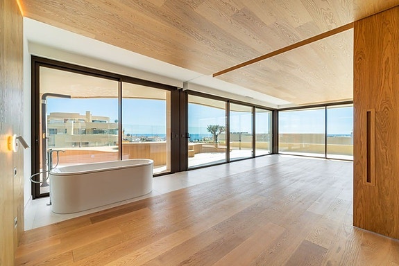 Eksklusiv penthouse | Privat takterrasse med basseng | Panoramautsikt mot sjøen | Higuerón