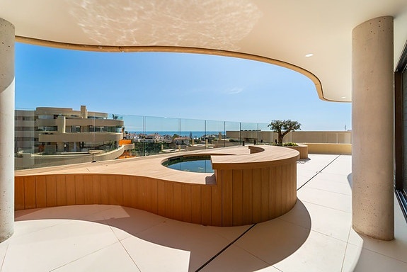 Eksklusiv penthouse | Privat takterrasse med basseng | Panoramautsikt mot sjøen | Higuerón