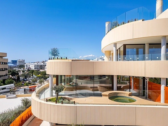 Eksklusiv penthouse | Privat takterrasse med basseng | Panoramautsikt mot sjøen | Higuerón