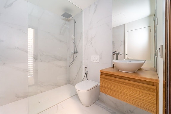 Eksklusiv penthouse | Privat takterrasse med basseng | Panoramautsikt mot sjøen | Higuerón