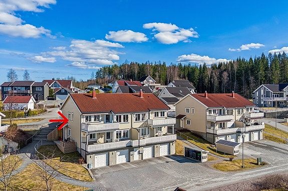 Velkommen til Solbærstien 6!
Leiligheten disponerer en garasjeplass med tilhørende bod på til sammen 37 m². Garasjen har elektrisk leddport og innlagt strøm. Foto v/Bjørn Sørheim for EFKT.