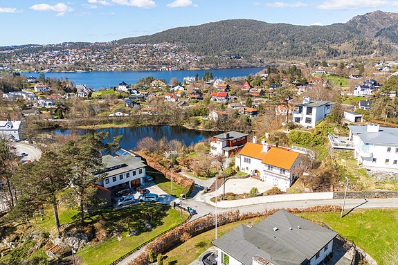Velkommen til Søre Van der Weldes Veg 19B - Unik spanskinspirert villa med særpreg og potensial.