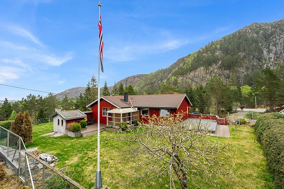 Din lokale eiendomsmegler Aleksander Faksvåg Talgø har gleden av å presentere Bjørnvikveien 49. Foto: Interiørfoto AS