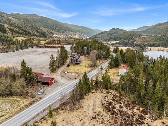 Velkommen til Verrabotnvegen 787! Flott eiendom med romslig tomt på 4 090m² i frodige omgivelser.