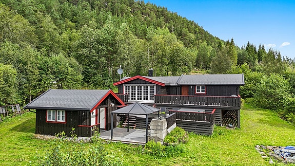 Aktiv Eiendomsmegling v/ Christina A. Jensen og Maria A. Klinge ønsker velkommen til Sauvika 9. Foto: André T. Ormset-Paredes