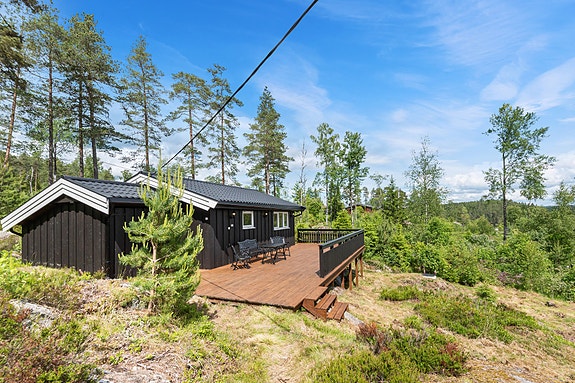 Velkommen til
Vatnveien 308 - presentert av Helen Egeberg Troøyen, tlf. 46 47 29 50. Fotograf: Tom Petter Hansen.