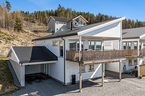 Velkommen til Bratvoldsberget 27 - moderne og flott enebolig i enden av gaten.