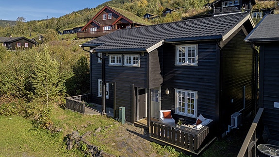 Uteplass ved inngangspartiet.