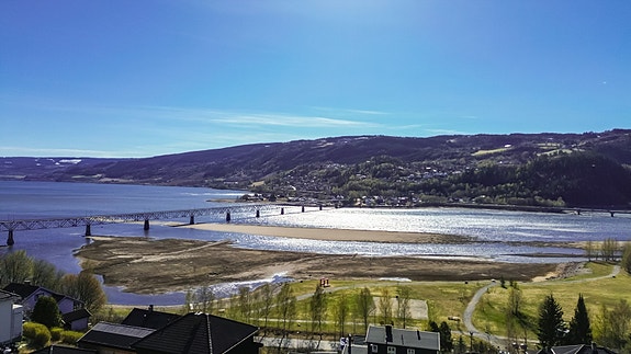 Velkommen til Bryggevegen 40B - En leilighet som ligger fantastisk til med nydelig utsikt over Mjøsa. Fotograf: Thea Roverud Rusten v/ Fangblikk
