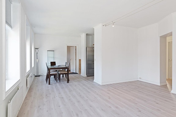 Stuen er svært romslig og har god plass til både sofagruppe og spisebord. Spisebord og stoler følger