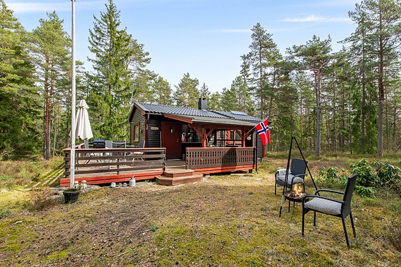 Velkommen til Skirød 6 - en sjarmerende fritidseiendom med anneks, idyllisk beliggende på en lysning i skogen med kort vei til Vansjø. Foto: Mats Holst. Firma: Matsholst.no