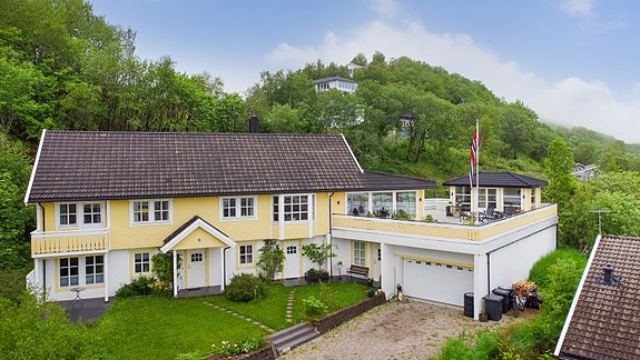 Velkommen til Trollhaugen 8 - en særdeles innholdsrik og godt ivaretatt enebolig på 457 kvm BRA!