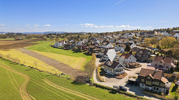 Velkommen til Friheimskroken 17A - en flott eiendom i grønne og landlige omgivelser (foto: Arve Gravdal)