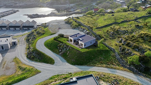 Velkommen til vakre Gauksheimvika i Austevoll! - Illustrasjon av hytte er tegnet inn på tomten.