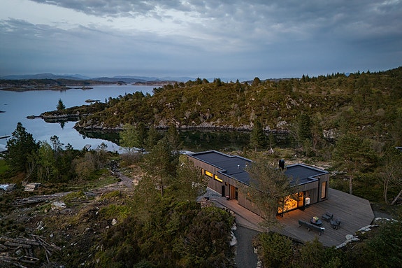 Velkommen til Kvernavika 33. Dette er en eksklusiv, arkitekttegnet 4-roms fritidsbolig i attraktive Kvernavika, ved Torangsvåg i Austevoll.
Presentert av Elise Linningsvoll v/ Aktiv Eiendomsmegling | Foto: Herr Fotograf