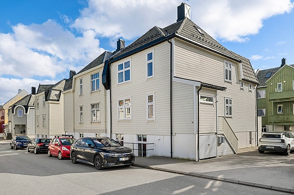 Din lokale eiendomsmegler Notar v/Anders Havneraas ønsker velkommen til Fløyveien 7, en sjarmerende enebolig med utleiedel med sentral beliggenhet. Foto: Interiørfoto
