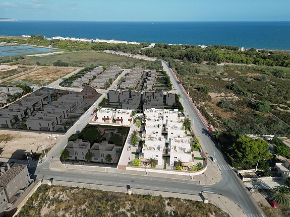 Ny villa med 3 soverom, takterrasse og privat basseng - 500 meter fra stranden