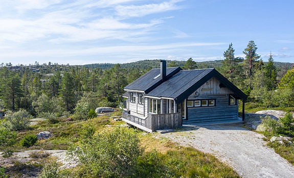 PRIVATmegleren Park ved Lars Jakob Aarak har gleden av å få presentere denne koselige hytten med idyllisk beliggenhet på Sylvtjønn/ Kyrkjebygdheia i Nissedal kommune.
