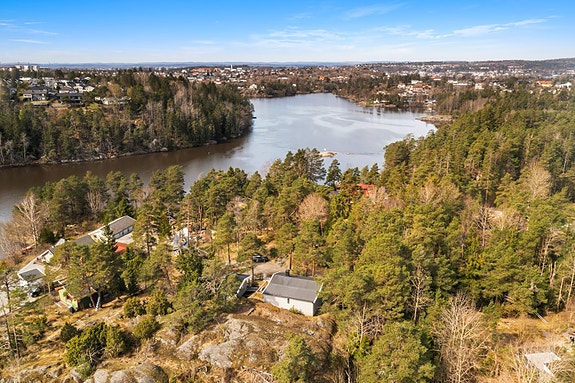 Eiendommen ligger i naturskjønne og rolige omgivelser med nærhet til vannet. Sett ut kajakken eller kanoen, Vansjø har utallige og fantastiske turalternativer