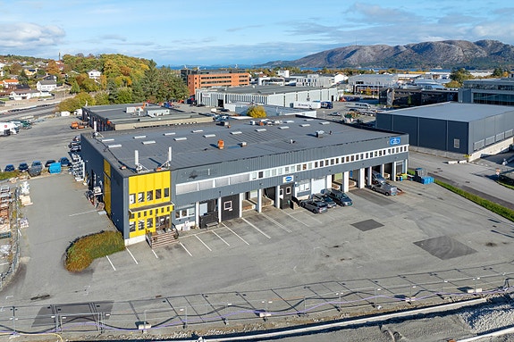 Næringsbygg med flott beliggenhet. Romslig parkeringsplass og nærhet til naturskjønne omgivelser, perfekt for bedrifter som ønsker synlighet.