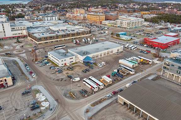 Velkommen til Bjørn Wirkolas vei 11. Presentert av EiendomsMegler 1 Nord-Norge.
Foto: EFKT