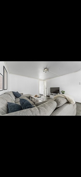 Avslappende stue med TV og behagelig sofa!