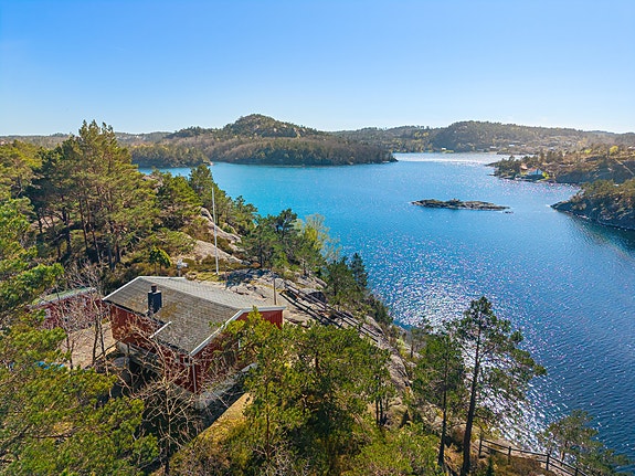 Velkommen til Kvarsnesveien 104 i Lillesand ! Hytten har flott sjøutsikt