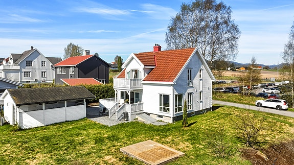 Hyggelig familiebolig med landlig, men sentrumsnær beliggenhet. Bildene er tatt av THT foto.
